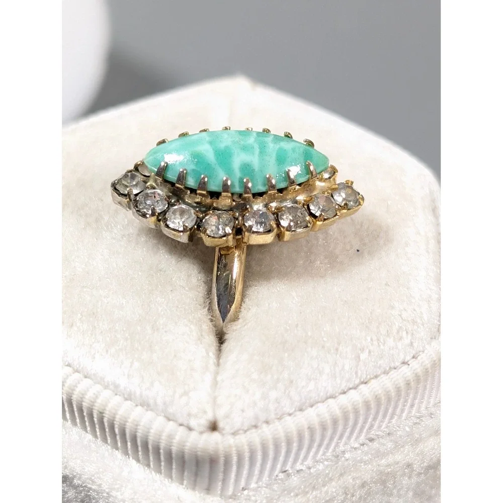 Vintage Green Art Glass Rhinestone Cocktail Ring Gold Tone Size 6.5 Statement